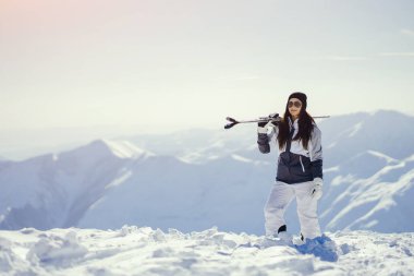 Genç ve aktif esmer kayak yapıyor karlı dağlarda