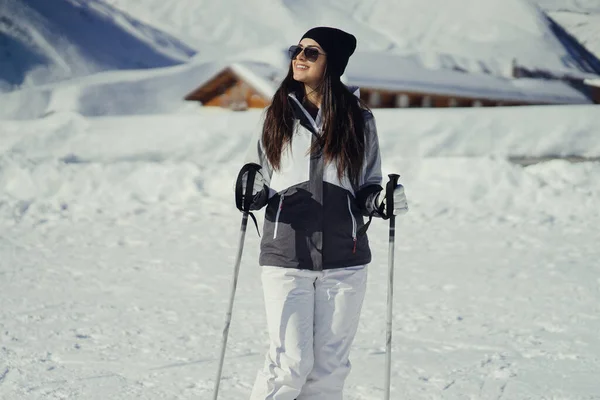 Молодые Активные Брюнетки Катаются Лыжах Заснеженных Горах — стоковое фото