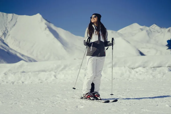 Junge Und Aktive Brünette Beim Skifahren Den Verschneiten Bergen — Stockfoto