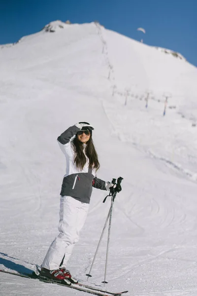 Jeune Active Brunette Ski Dans Les Montagnes Enneigées — Photo