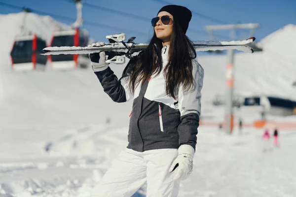 Молодые Активные Брюнетки Катаются Лыжах Заснеженных Горах — стоковое фото