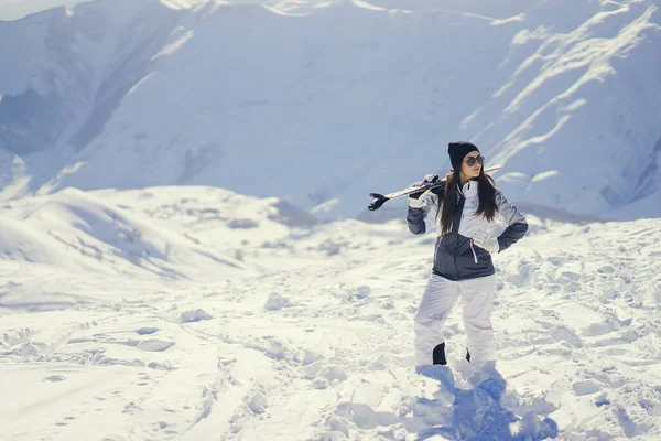 Giovane Attiva Bruna Sciare Sulle Montagne Innevate — Foto Stock