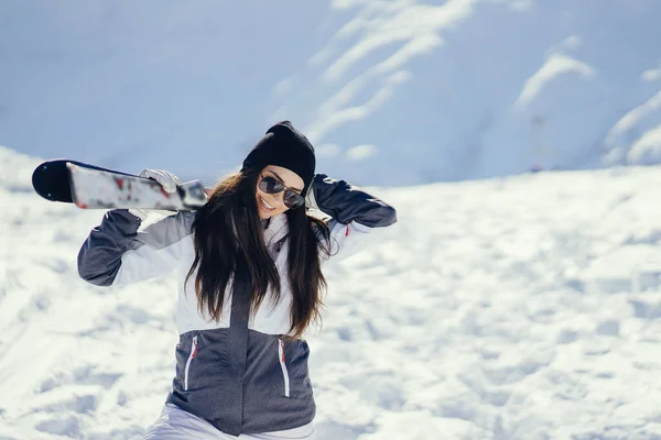 Jong Actief Brunette Skiën Besneeuwde Bergen — Stockfoto