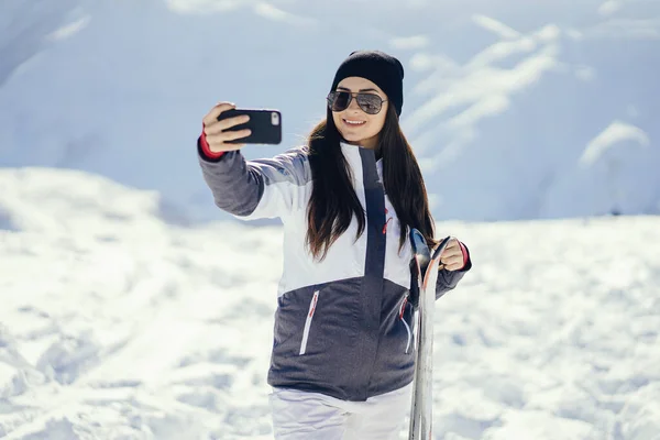 Genç Aktif Esmer Kayak Yapıyor Karlı Dağlarda — Stok fotoğraf