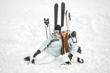 Kızlar karda kayak yapmaya gittiler. Fotoğraf çekilirken eğleniyorum. Dağlarda vakit geçir..