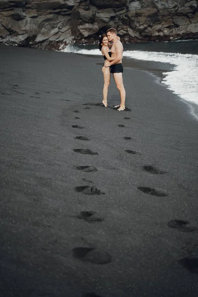 인도네시아 발리의 해변에서 휴식을 취하고 해변에서 표현을 수영복을 — 스톡 사진
