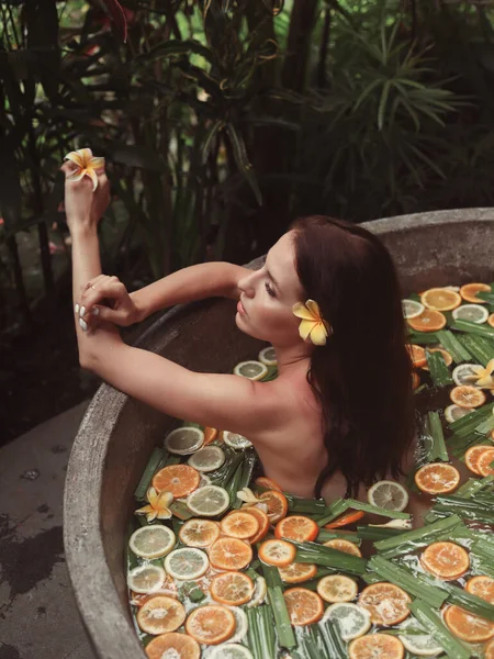 Ragazza Bagno Signora Bali Bagno Con Frutta — Foto Stock