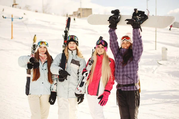 Лыжное Снаряжение Руках Девушек Яркие Цвета Лыжной Одежде Девочки Хорошо — стоковое фото