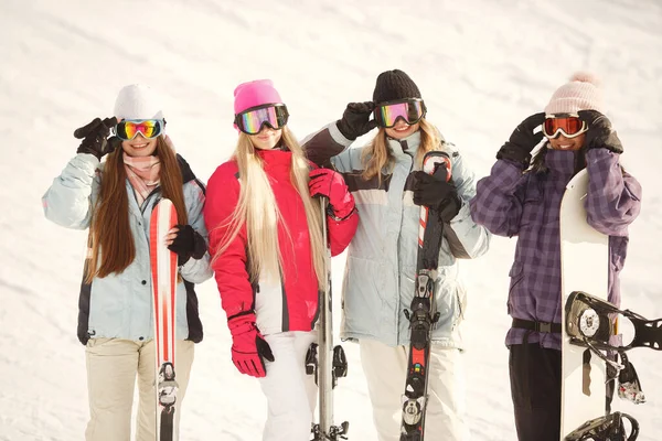Skiausrüstung Den Händen Von Mädchen Leuchtende Farben Auf Skikleidung Mädchen — Stockfoto