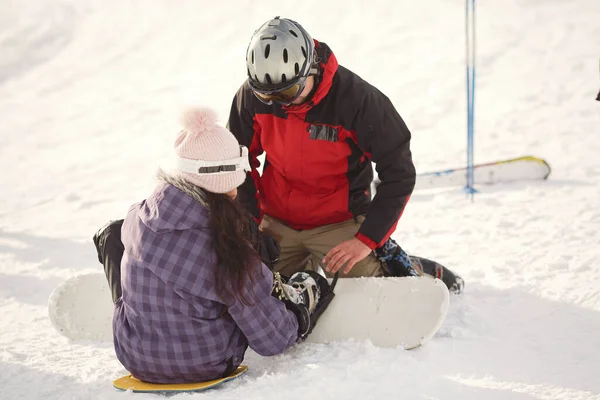 Une Fille Qui Essaie Monter Sur Snowboard Donne Coup Main — Photo