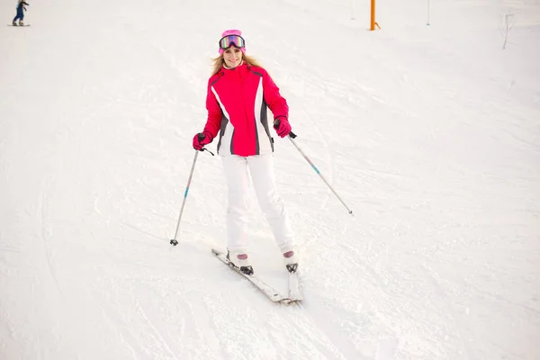 Skifahren Den Bergen Helle Farbe Der Skikleidung Mädchen Verbringt Zeit — Stockfoto