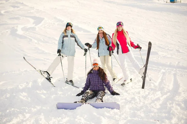 Matériel Ski Dans Les Mains Des Filles Couleurs Vives Sur — Photo