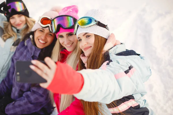 女の子の手の中にスキー用具 幸せな時間を一緒に保持します 女の子はスキーを学ぶ — ストック写真