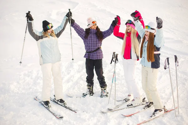 Девушки Ушли Кататься Лыжах Снегу Веселюсь Меня Фотографируют Проведите Время — стоковое фото