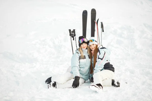Κορίτσια Άφησαν Σκι Στο Χιόνι Διασκεδάζω Όταν Φωτογραφίζομαι Πέρνα Χρόνο — Φωτογραφία Αρχείου