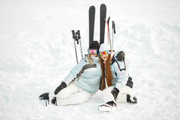 Дівчата Лишили Кататися Лижах Снігу Розважаючись Над Тим Щоб Бути — стокове фото