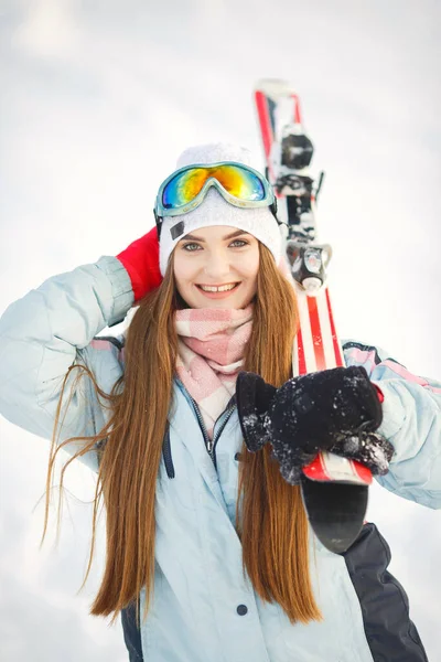 Clima Soleado Las Montañas Chica Con Esquís Los Hombros Esquí —  Fotos de Stock
