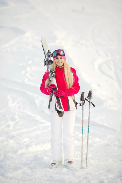 산에서 스키를 복장의 여자는 스키타면서 시간을 보내지 — 스톡 사진