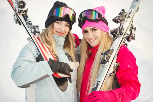 Les Filles Sont Parties Skier Dans Neige Amuser Faire Photographier — Photo
