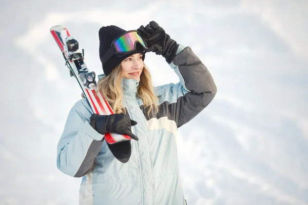 Soligt Väder Bergen Flicka Med Skidor Axlarna Skidåkning Vintern — Stockfoto