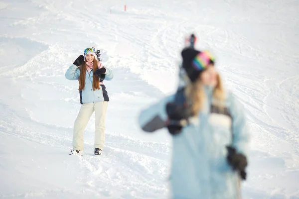 Dağlarda Güneşli Bir Hava Omuzlarında Kayak Olan Bir Kız Kışın — Stok fotoğraf