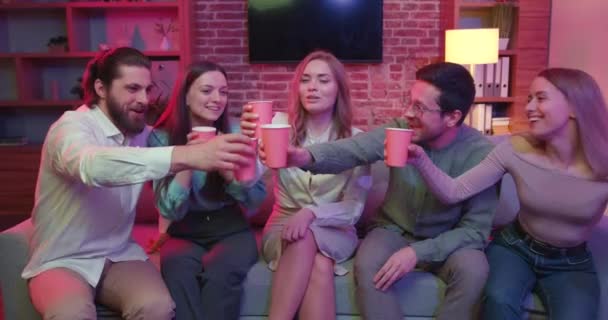 Zeitlupe Fröhliche Studenten Prosten Klingenden Tassen Und Trinken Abends Bei — Stockvideo