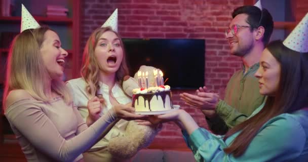 Freunde Überreichen Einer Jungen Frau Mit Partyhut Eine Torte Und — Stockvideo