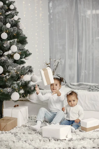 Niño Suéter Blanco Hijas Que Agitan Cerca Del Árbol Navidad — Foto de Stock