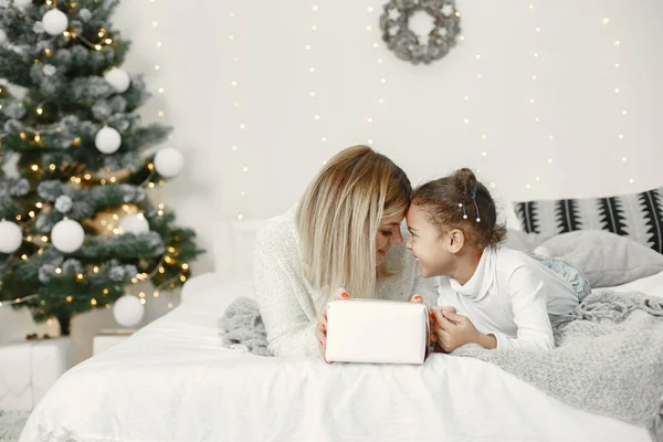 Gente Reparando Para Navidad Madre Jugando Con Hija Familia Está — Foto de Stock