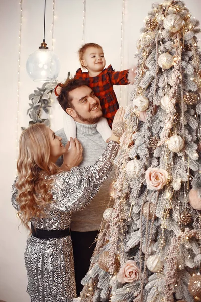 Gente Reparando Para Navidad Gente Jugando Con Hija Familia Está — Foto de Stock