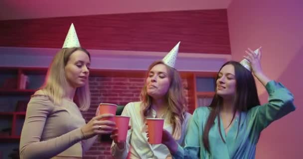 Szczęśliwi Młodzi Przyjaciele Świętują Urodziny Domu Taniec Oglądając Confetti Relaks — Wideo stockowe