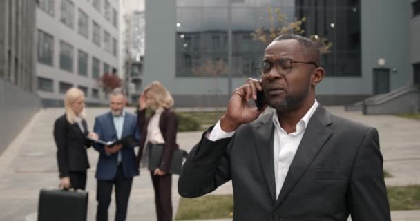 Geschäftsmann Mittleren Alters Telefoniert Auf Der Straße Erfolgreicher Mitarbeiter Start — Stockvideo