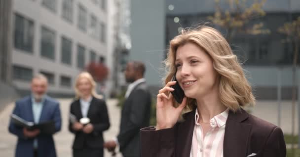 在户外讲手机的女商人 站在城市街道上用数字设备微笑的商人 外面的公司人员 — 图库视频影像