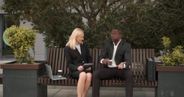 Hombre Negro Mujer Caucásica Teniendo Descanso Reunión Negocios Aire Libre — Vídeos de Stock