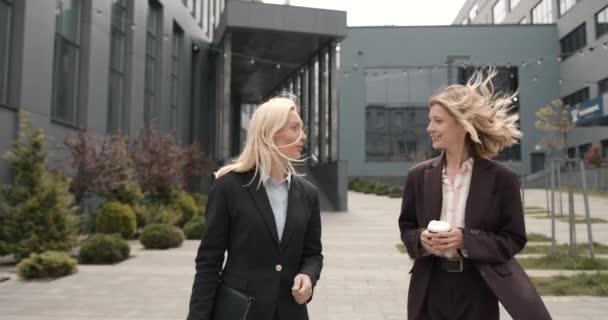 商人们走在办公大楼前面的人行道上 成功而有野心的同事和女上司团队 — 图库视频影像