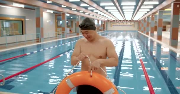 Homem Asiático Segurando Anel Vida Por Piscina Masculino Nadador Perto — Vídeo de Stock