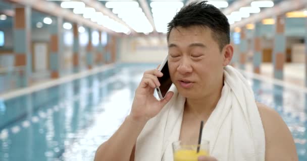 Nadador Fala Smartphone Uma Piscina Interior Homem Nacionalidade Coreana Piscina — Vídeo de Stock