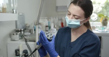 Tıp merkezinde yüz bakımı makinesi var. Zenginlik, güzellik ve cilt bakımı.