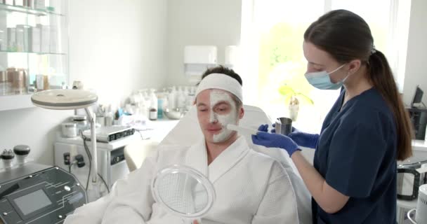 Cosmetologo Che Applica Maschera Argilla Faccia Uomini Salone Terme Estetista — Video Stock