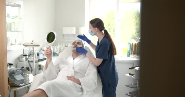 Erkek Müşteri Aynaya Bakarken Kaliteli Güzellik Uzmanları Cildini Inceliyor Tıbbi — Stok video