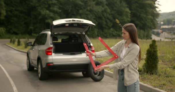 在有红色警告三角形的路上撞坏了汽车 扁平轮胎问题 — 图库视频影像