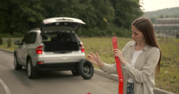 Broken Car Road Red Warning Triangle Flat Tire Problem — Stock video