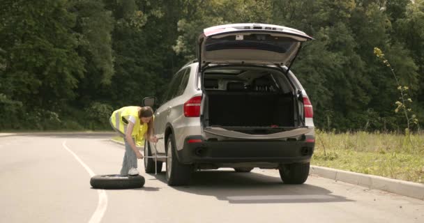 Girl Changing Punctured Tire Car Repair Cars Road Accident Concept — Video