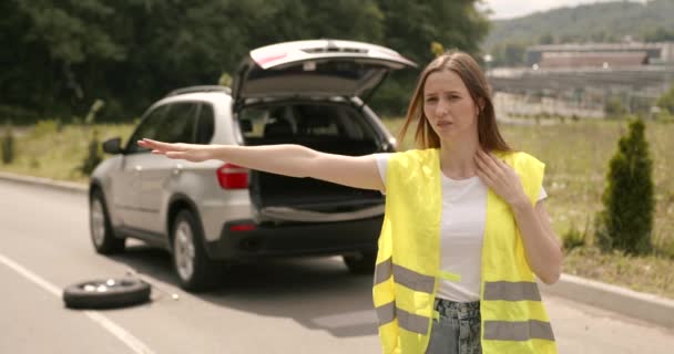 Disappointed Girl Trying Stop Cars Road Woman Asking Asisstance Broken — Stok video