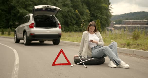 Broken Car Road Red Warning Triangle Flat Tire Problem — Stockvideo