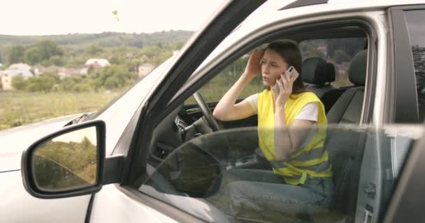 Upset Young Woman Driver Talking Angrily Cell Phone Assistance Service — Stok video