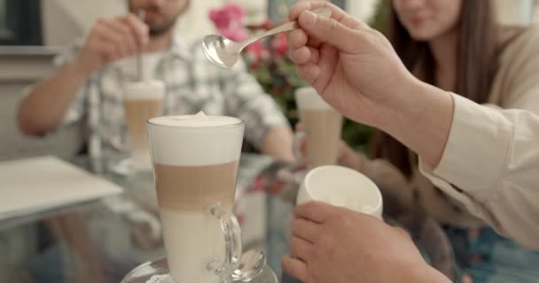 年轻快乐的朋友坐在城里的咖啡馆里聊天喝咖啡 伟大的咖啡与伟大的朋友 — 图库视频影像