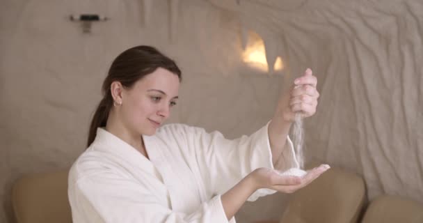 Woman Holding Salt Her Hands Spa Salon Woman Enjoys Treatment — Vídeo de Stock