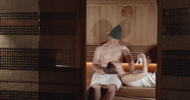 Young Couple Relaxing Spa Sauna Room Romantic Lovers Enjoying Vacation — Vídeo de stock