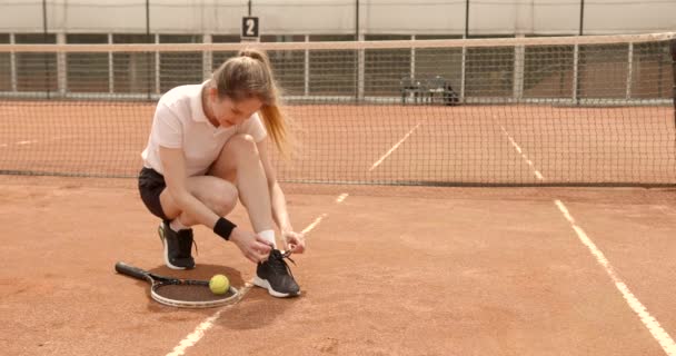 Aranyos Teniszezőnő Árukapcsolás Sport Cipők Fűzővel Mérkőzés Megkezdése Előtt — Stock videók